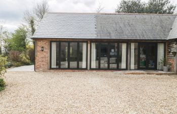 The Courtyard - Hilltop Barn Holiday Cottage
