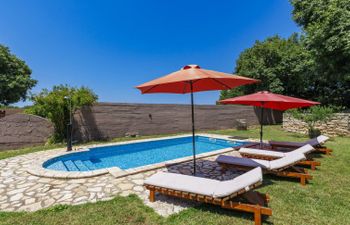 Laura Holiday Home
