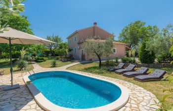 Gea Holiday Home