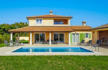 Flori Holiday Home