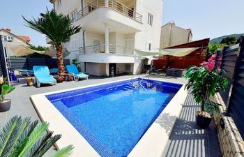 Mirroni Holiday Home