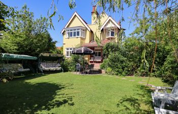 Yellow House on the Corner Holiday Cottage