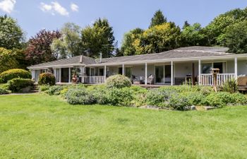 The River House. Avon Valley. Stonehenge (with fishing) Holiday Cottage