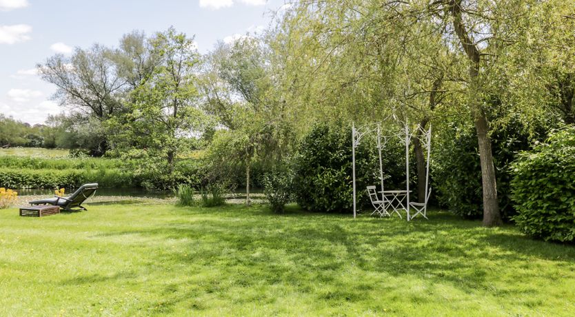 Photo of The River House. Avon Valley. Stonehenge (with fishing)