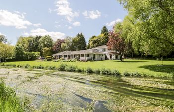 The River House. Avon Valley. Stonehenge (with fishing) Holiday Cottage