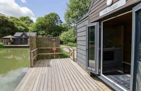 Photo of oak-lodge-at-bridge-lake-farm-amp-fishery