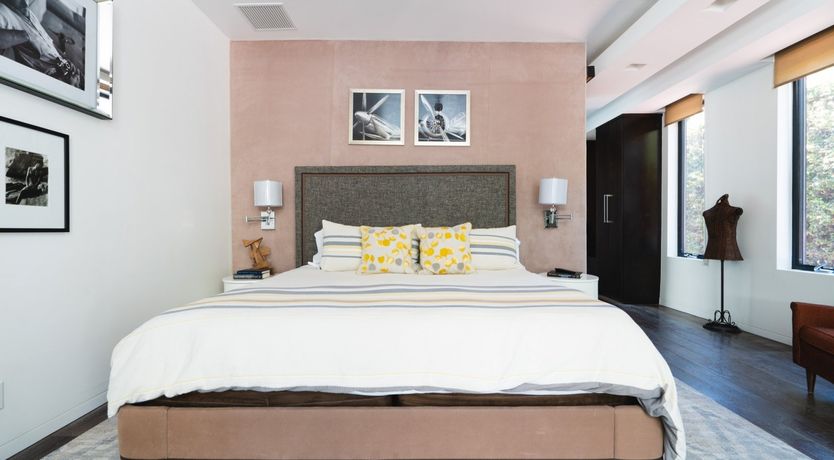 Photo of Hollywood Swinging