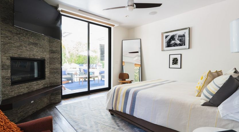 Photo of Hollywood Swinging