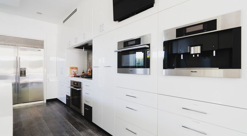 Photo of Hollywood Swinging