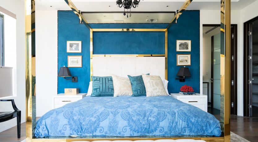 Photo of Hollywood Swinging