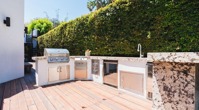 Photo of Hollywood Swinging