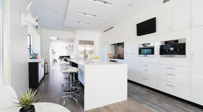 Photo of Hollywood Swinging