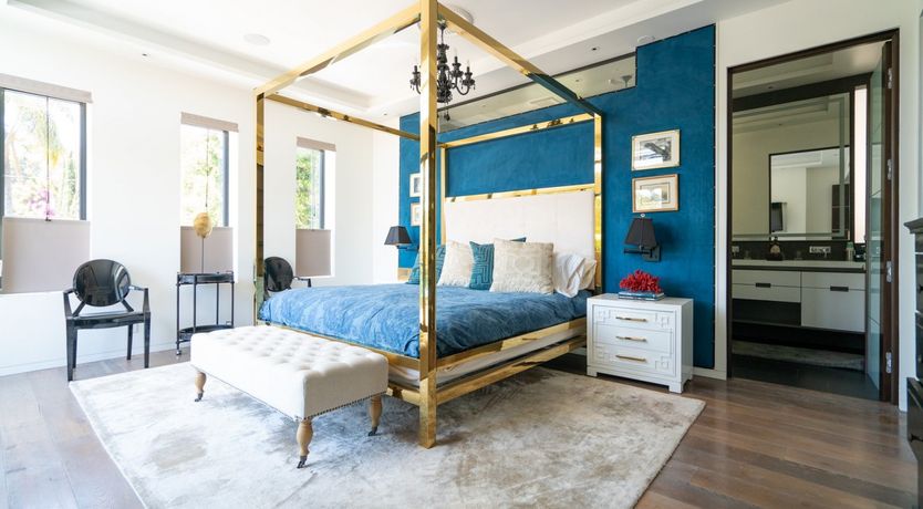 Photo of Hollywood Swinging