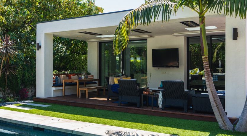 Photo of Hollywood Swinging