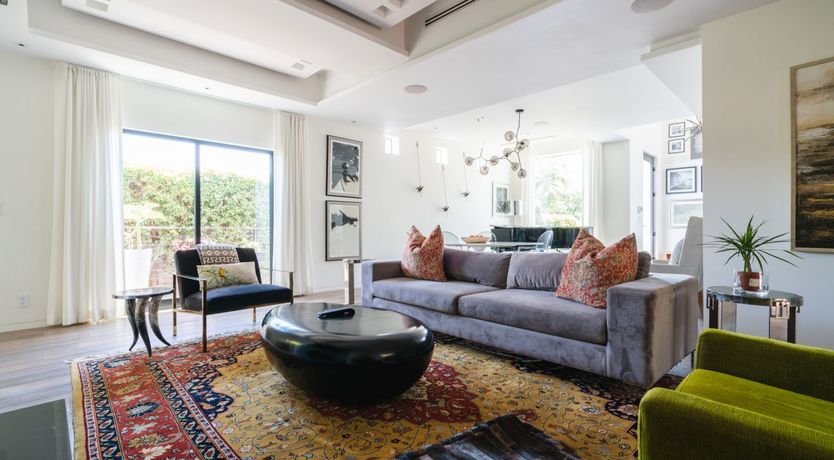 Photo of Hollywood Swinging