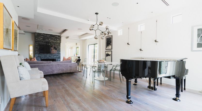 Photo of Hollywood Swinging