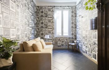 Monochromotherapy Apartment