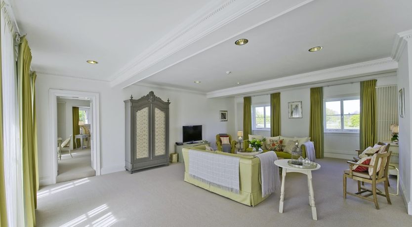 Photo of Court Suite