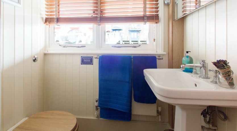 Photo of The Harpy Houseboat