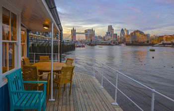 The Harpy Houseboat Holiday Cottage