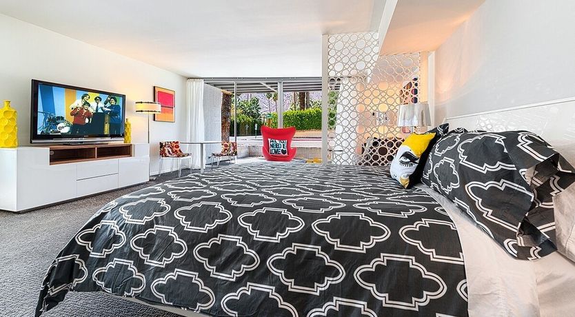 Photo of Diamond In A Rhinestone World