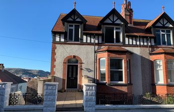 4 Tan Y Bryn Road Holiday Cottage