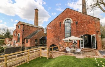 The Pump House Art Studio Holiday Home