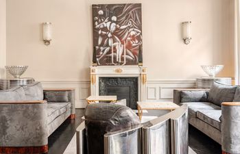 Le Contemporary Triangle D'Or Apartment