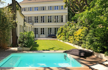 Panthéon Poolside Apartment