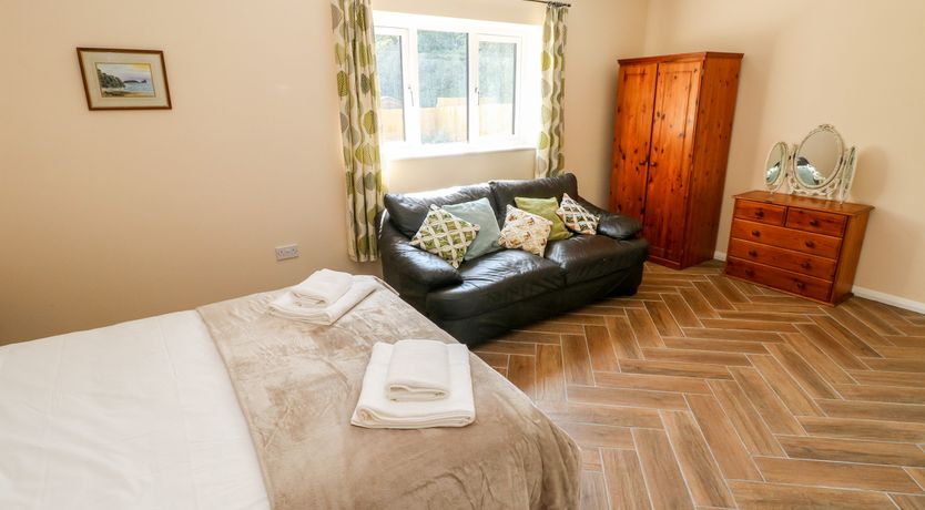 Photo of 1 The Warren