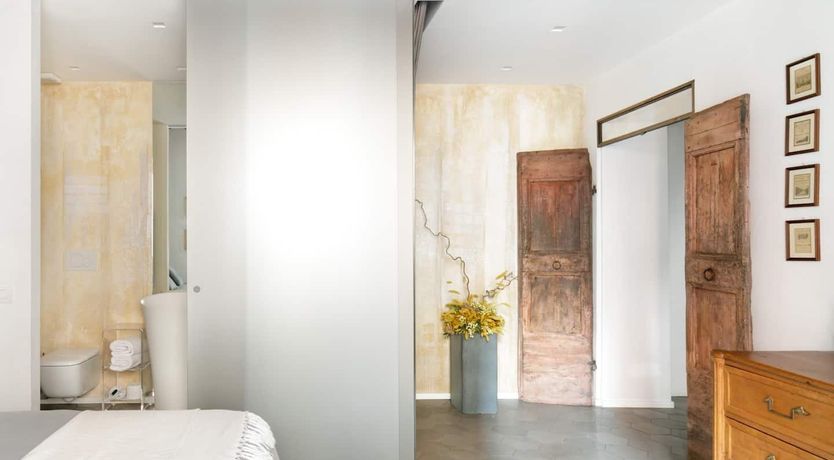 Photo of Obsidian & Cream