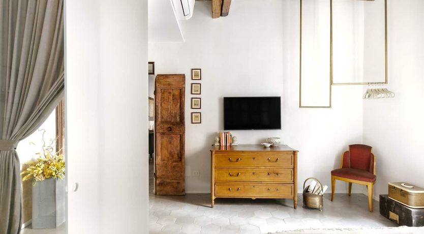 Photo of Obsidian & Cream