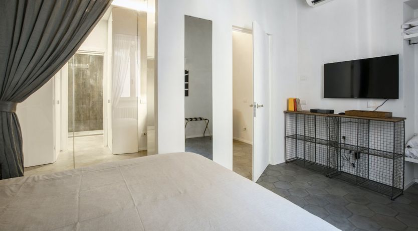 Photo of Obsidian & Cream