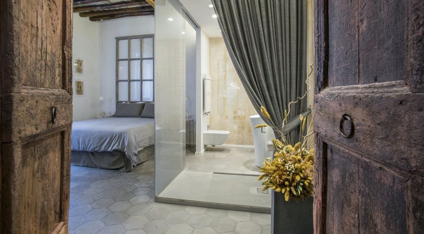 Photo of Obsidian & Cream