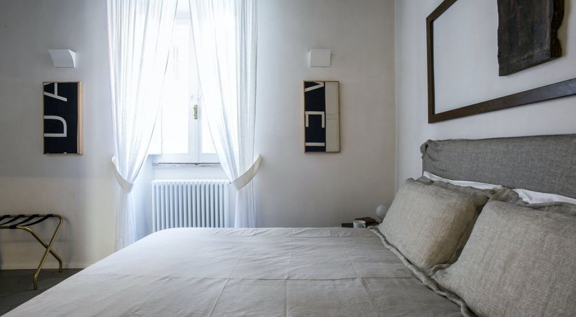 Photo of Obsidian & Cream