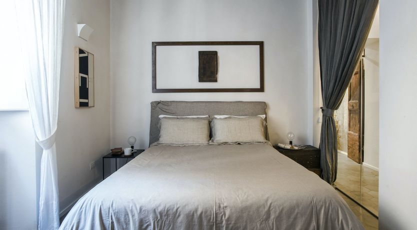 Photo of Obsidian & Cream