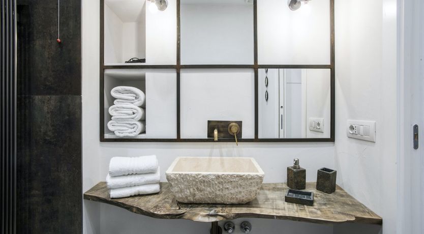 Photo of Obsidian & Cream