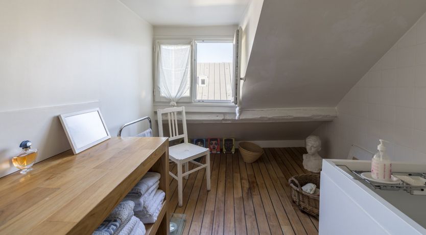 Photo of Cat on a Hot Tin Roof