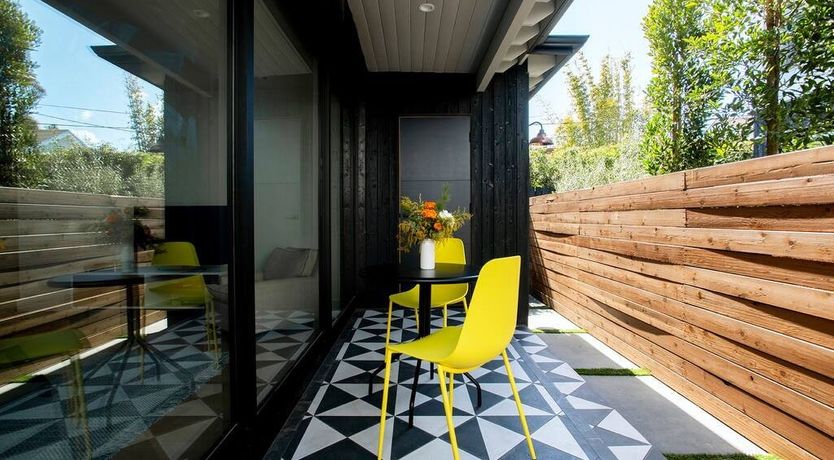 Photo of Monochrome Magnet