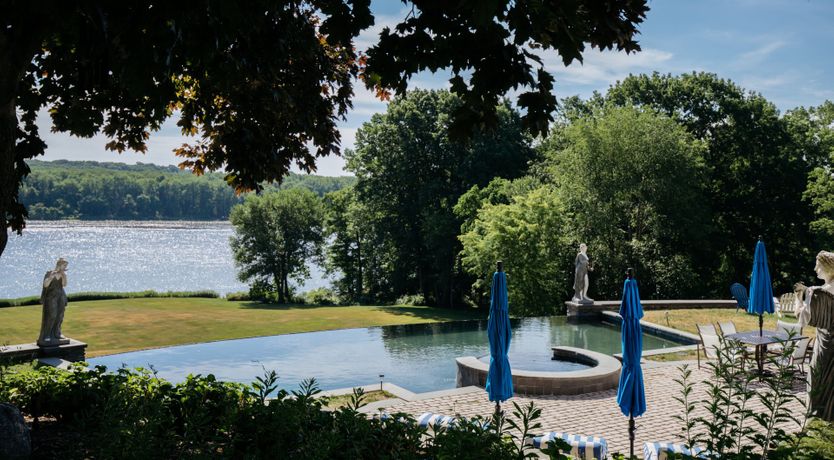 Photo of Jewel on the Hudson