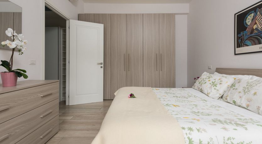 Photo of Waxing Quarter