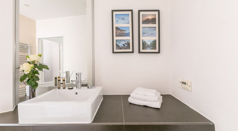 Photo of Poppy & Perle