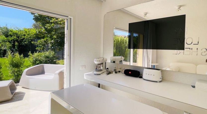 Photo of House Boat Small Holiday Home 2