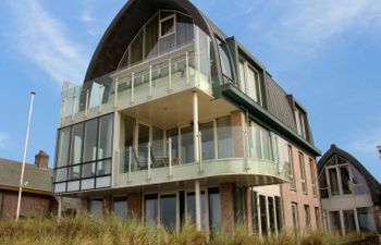 De Zeeparel Holiday Home