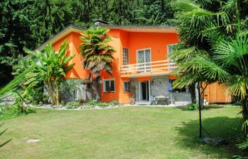 Poolside Apartment 2 Holiday Home