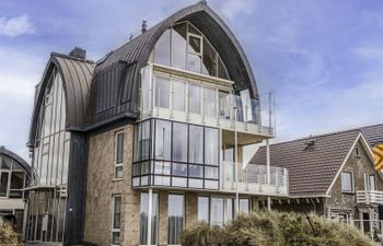 De Zeeparel Holiday Home