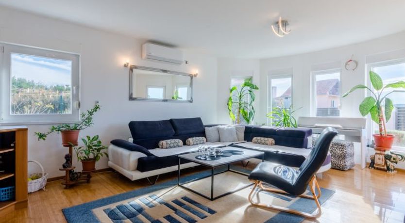 Photo of Queen Ahn with heated pool