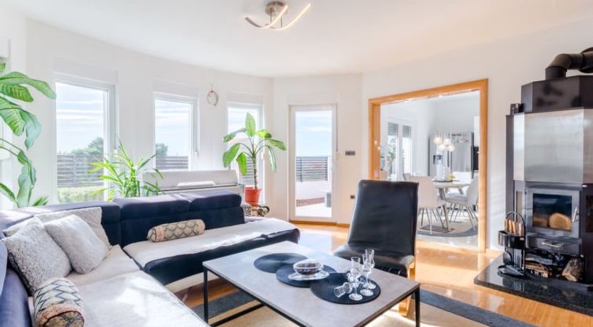 Photo of Queen Ahn with heated pool