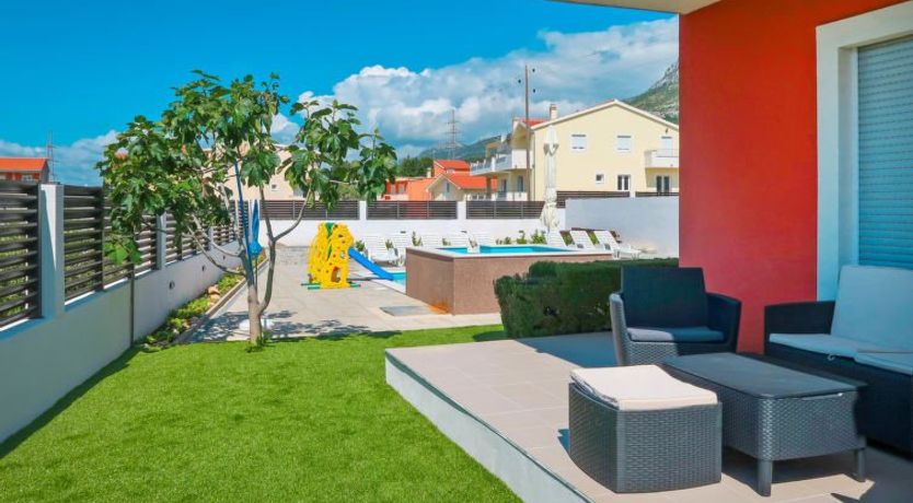 Photo of Queen Ahn with heated pool