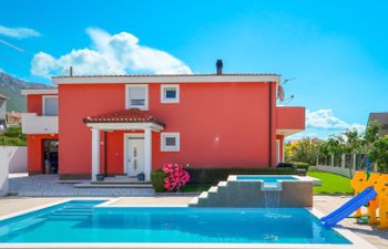 Queen Ahn with heated pool Holiday Home